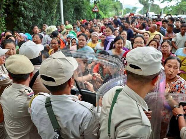 ਦੂਜੇ ਪਾਸੇ ਮੰਗਲਵਾਰ ਦੇਰ ਰਾਤ ਅਤੇ ਬੁੱਧਵਾਰ ਸਵੇਰੇ ਸੂਬੇ ਦੇ ਦੋ ਵੱਖ-ਵੱਖ ਇਲਾਕਿਆਂ 'ਚ ਗੋਲੀਬਾਰੀ ਹੋਈ, ਜਿਸ 'ਚ ਕਿਸੇ ਜਾਨੀ ਨੁਕਸਾਨ ਦੀ ਕੋਈ ਸੂਚਨਾ ਨਹੀਂ ਹੈ।