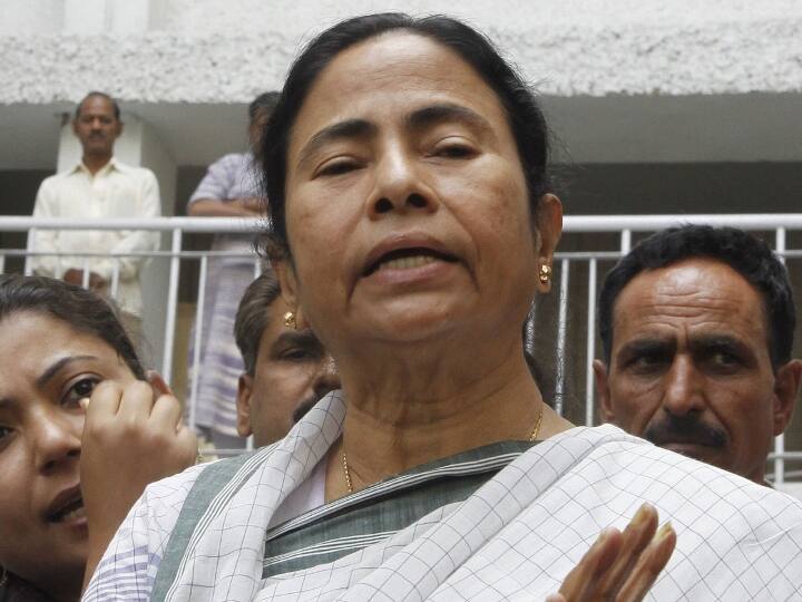 पश्चिम बंगाल की सीएम ममता बनर्जी ने बीजेपी पर विभाजनकारी राजनीति कर कश्मीर और मणिपुर को 'बर्बाद' करने का आरोप लगाया. इसके साथ ही उन्होंने दावा किया कि बीजेपी अब पश्चिम बंगाल में 'अलगाववादी समूहों' को बढ़ावा दे रही है.
