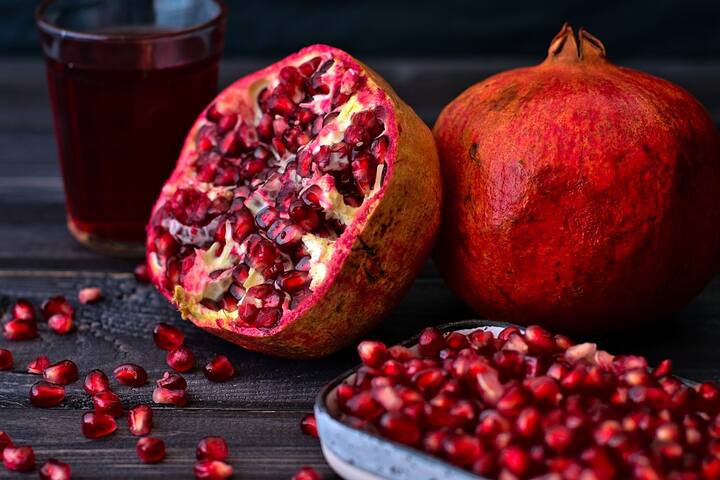 Pomegranate Benefits: फळांमध्ये डाळिंब हे आरोग्यासाठी वरदान मानले जाते. आपल्या चांगल्या आरोग्यासाठी डाळिंबाचे दाणे खाण्याचा किंवा त्याचा रस पिण्याचा सल्लाही डॉक्टर देतात.