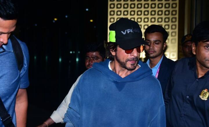 বুধবার ভোরে মুম্বই বিমানবন্দরে দেখা মিলল শাহরুখের। আমেরিকার লস অ্যাঞ্জেলস থেকে দেশে ফিরলেন তিনি। নিরাপত্তারক্ষীদের দ্বারা পরিবেষ্টিত হয়েই বেরোলেন বিমানবন্দর থেকে। বিমান বন্দরে দেখা মিলল শাহরুখের স্ত্রী গৌরী খান এবং ছোট ছেলে অ্যাব্রামেরও।