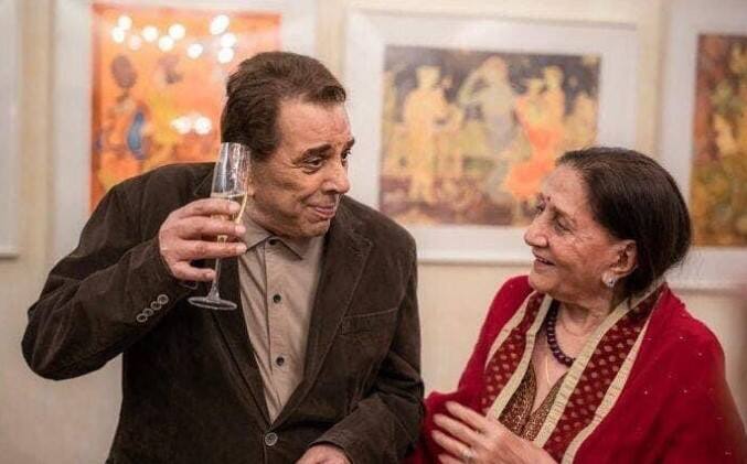 प्रकाश ने आगे कहा था वह भले ही अच्छे पति नहीं थे, लेकिन वह बेस्ट फादर हैं. उनके बच्चे उन्हें बहुत प्यार करते हैं. वह उन्हें कभी भी नहीं भूलते हैं. मैं समझ सकती हूं कि हेमा किससे गुजर रही हैं. उन्हें भी दुनिया, रिश्तेदारों और दोस्तों को चेहरा दिखाना है. लेकिन मैं हेमा की जगह होती तो मैं वो नहीं करती जो उन्होंने किया. मैं उनकी फीलिंग्स समझ सकती हूं. लेकिन एक पत्नी और मां होने के नाते मैं इसे अप्रूव नहीं करती हूं.