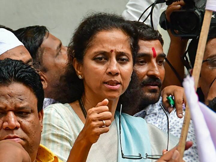 Maharashtra: सुप्रिया सुले ने अजित पवार को दी चेतावनी, कहा- 'बाकी सब सुन लूंगी लेकिन अगर पिता के बारे में...' NCP Leader Supriya sule hits out at deputy cm ajit pawar during a meeting with party workers Maharashtra: सुप्रिया सुले ने अजित पवार को दी चेतावनी, कहा- 'बाकी सब सुन लूंगी लेकिन अगर पिता के बारे में...'