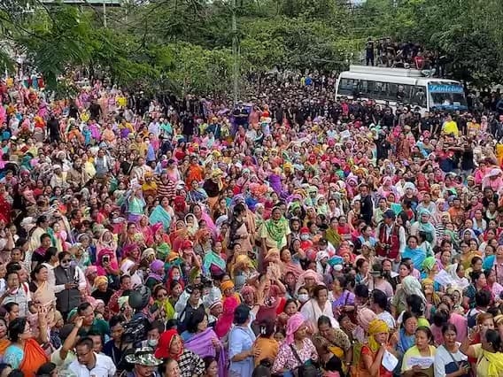 मणिपूरमध्ये मैतेई समुदायाला अनुसूचित जमातीचा (एसटी) दर्जा मिळावा, यासाठी 3 मे रोजी 'आदिवासी एकता मार्च' काढण्यात आला होता. यादरम्यान राज्यात मोठ्या प्रमाणात हिंसा भडकली होती.