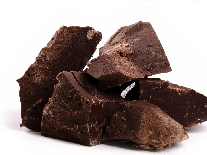 Crunchy Chocolate: देश से लेकर विदेशों तक बच्चों से लेकर बड़ो तक सभी को चॉकलेट खाना बेहद पसंद है. आज हम आपको कुछ ऐसी चीजों के बारे में बताएंगे जिनकी मदद से आप चॉकलेट को क्रंची बना सकते हैं.