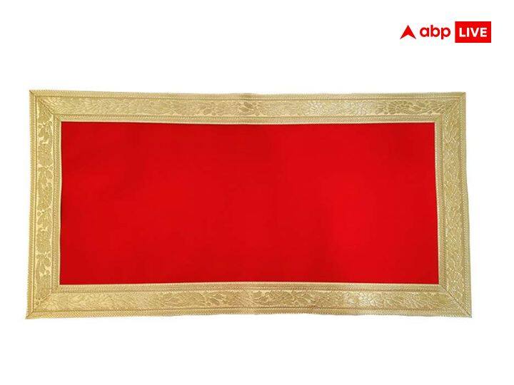 लाल कपड़ा: भगवान गणेश को हरे रंग के साथ ही लाल रंग भी प्रिय होता है. इसलिए पूजा में उन्हें लाल रंग के वस्त्र चढ़ाएं. आप खुद भी पूजा के दौरान लाल रंग के वस्त्र पहनें.