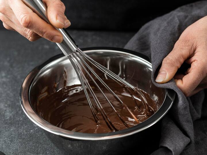 ​चॉकलेट को क्रंची बनाने के लिए आप यहां बताए गए इंग्रेडिएंट्स का इस्तेमाल कर सकते हैं.