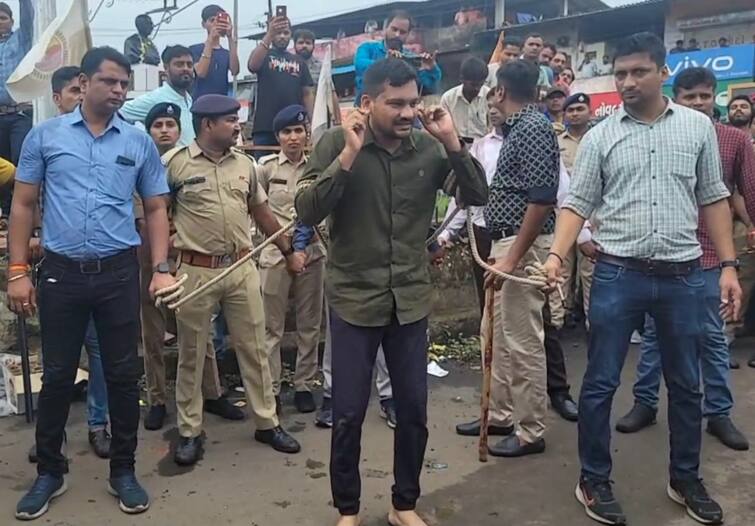 The police arrested the accused of love jihad in Navsari Navsari: લવ જેહાદના આરોપીનું કાઢવામાં આવ્યું સરઘસ, લોકોએ પોલીસ પર વરસાવ્યા ફુલ