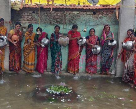 पावसाने दिलेल्या हुलकावनीमुळे वरुण राजाला साकडं
