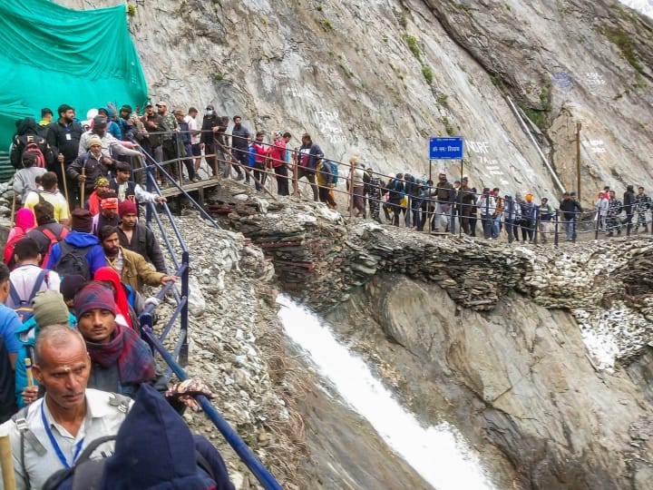 जम्मू-कश्मीर में राजनीतिक माहौल और शेष हिस्सों में सुरक्षा परिदृश्य से इतर साल दर साल स्थानीय मुसलमानों का श्रद्धालुओं की सुगम यात्रा में सहयोग महत्वपूर्ण रहा है.