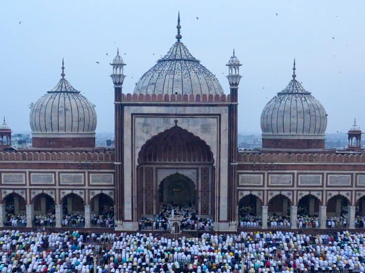 Masjid In india: हिंदू बहुल देश होने के बावजूद भारत में अल्पसंख्यक समुदाय में आने वाले सिख, बौद्ध, जैन, पारसी और मुस्लिम समुदाय को संविधान के तहत बराबरी के अधिकार मिले हुए हैं.