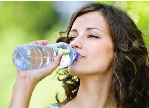 ਕਦੇ ਵੀ ਇੱਕ ਝਟਕੇ ਵਿੱਚ ਪਾਣੀ ਨਾ ਪੀਓ। ਭਾਵ ਇੱਕ ਵਾਰ ਵਿੱਚ ਬਹੁਤ ਸਾਰਾ ਪਾਣੀ ਨਹੀਂ ਪੀਣਾ ਚਾਹੀਦਾ। ਪਾਣੀ ਨੂੰ ਚੁਸਕੀਆਂ ਵਿੱਚ ਆਰਾਮ ਨਾਲ ਪੀਣਾ ਚਾਹੀਦਾ ਹੈ। ਇਹ ਪੇਟ ਦੀ ਸਿਹਤ ਲਈ ਚੰਗਾ ਹੈ।