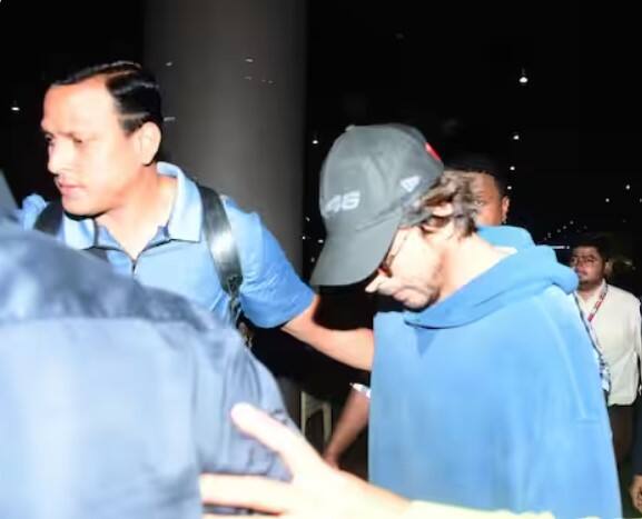 ਏਅਰਪੋਰਟ 'ਤੇ ਦੇਖਿਆ ਗਿਆ, ਸ਼ਾਹਰੁਖ ਖਾਨ ਨੇ ਨੀਲੇ ਰੰਗ ਦੀ ਸਵੈਟ-ਸ਼ਰਟ, ਨੀਲੀ ਡੈਨਿਮ ਅਤੇ ਬਲੈਕ ਕੈਪ ਪਾਈ ਹੋਈ ਸੀ। ਉਸ ਦੇ ਨੱਕ 'ਤੇ ਕੋਈ ਪੱਟੀ ਨਹੀਂ ਦਿਖਾਈ ਦੇ ਰਹੀ ਸੀ ਕਿਉਂਕਿ ਰਿਪੋਰਟਾਂ ਵਿਚ ਦਾਅਵਾ ਕੀਤਾ ਜਾ ਰਿਹਾ ਸੀ ਕਿ ਉਸ ਨੂੰ ਸੱਟ ਲੱਗੀ ਹੈ।