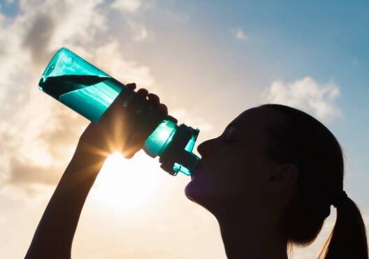 ਸਵੇਰੇ ਫਰੈਸ਼ ਹੋਣ ਤੋਂ ਬਾਅਦ ਨਾਸ਼ਤਾ ਇੱਕ ਗਿਲਾਸ ਕੋਸਾ ਪਾਣੀ ਪੀ ਕੇ ਹੀ ਕਰਨਾ ਚਾਹੀਦਾ ਹੈ। ਜਾਂ ਪਹਿਲਾਂ ਚਾਹ ਪੀ ਲੈਣੀ ਚਾਹੀਦੀ ਹੈ। ਇਸ ਨਾਲ ਸਰੀਰ 'ਚ ਜਮ੍ਹਾ ਜ਼ਹਿਰੀਲੇ ਤੱਤ ਬਾਹਰ ਨਿਕਲਦੇ ਹਨ।