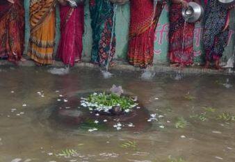 पाऊस पडावा म्हणून महिलांनी घातलं महादेवाला साकडं