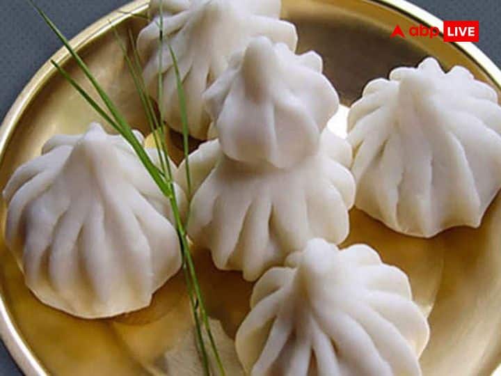 मोदक: संकष्टी चतुर्थी पर भगवान गणेश को मोदक का भोग लगाएं. माना जाता है कि गणेश जी को अगर 21 मोदक का भोग लगाया जाए तो गणेश जी समेत अन्य देवी-देवताओं का भी पेट भर जाता है. ऐसे में भगवान गणेश समते सभी देव-देवताओं का आशीर्वाद प्राप्त होता है.