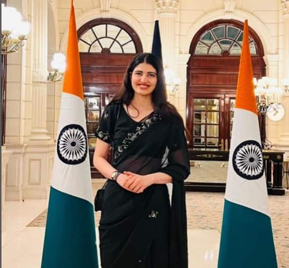 স্নাতক হওয়ার পরে শুরু করে দেন সিভিল সার্ভিসের প্রস্তুতি। গুডবাই জানান মডেলিংকে