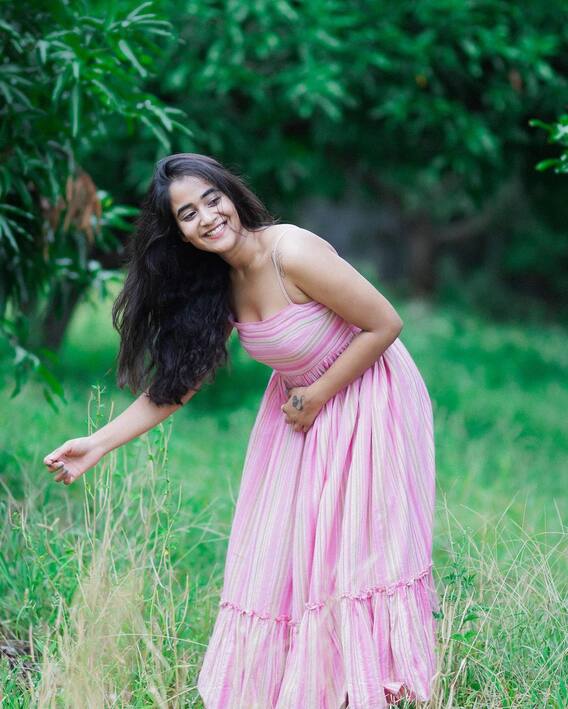 Deepthi Sunaina: పూలవనంలో సీతాకోకచిలుకలా మెరిసిపోతున్న దీప్తి సునయన