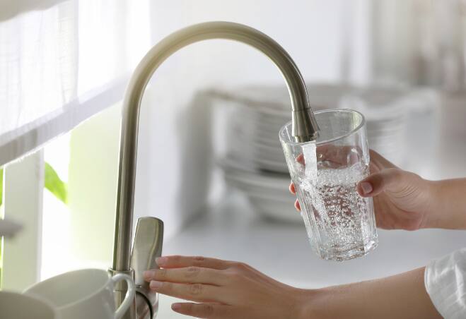 स्वच्छ कापड किंवा अतिशय बारीक जाळीच्या गाळणीने पाणी गाळून घेतलं पाहिजे. पावसाळ्यात नळातून येणारं पाणी अनेक वेळा गढूळ येतं, त्यामुळे ते स्वच्छ करुन पिणं गरजेचं असतं.