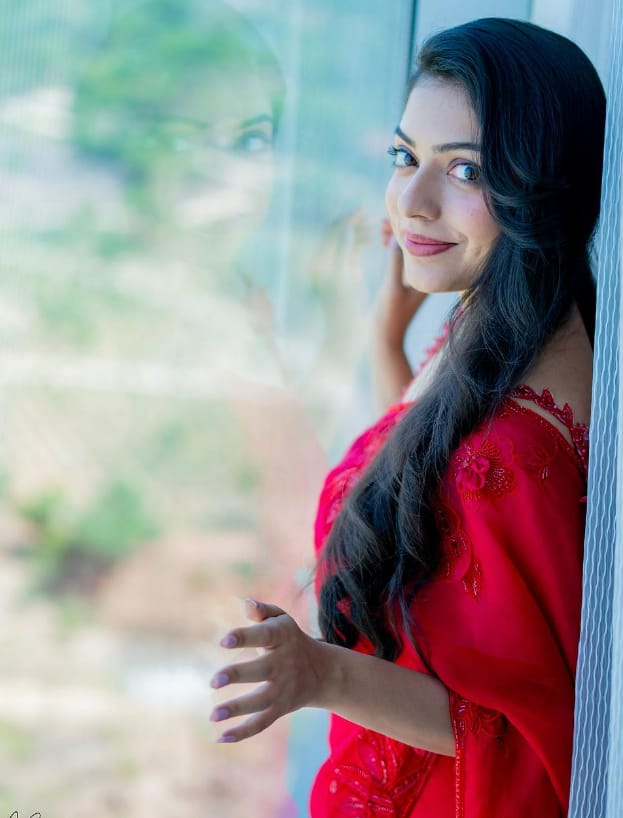 ”ஒன்ன விட்ட யாரும் எனக்கில்ல பாரு பாரு.. என்னை கண்டேன் நானும் உனக்குள்ள”