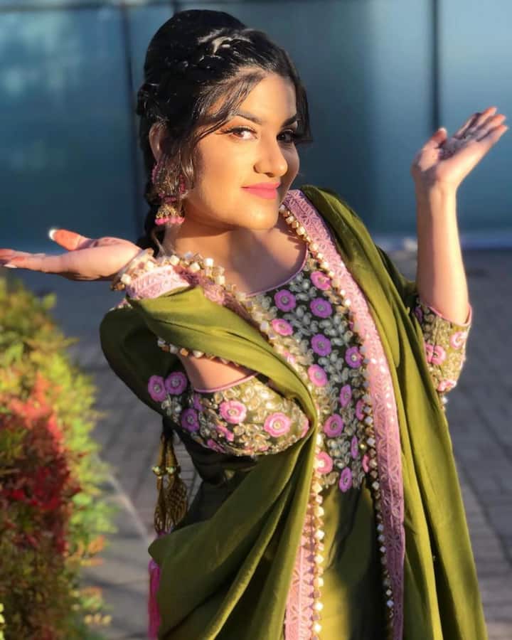 ਆਪਣੇ ਗੀਤਾਂ ਕਰਕੇ ਸੁਰਖੀਆਂ 'ਚ ਰਹਿਣ ਵਾਲੀ ਕੌਰ ਬੀ ਵੀ ਵਿਵਾਦਾਂ 'ਚ ਘਿਰ ਚੁੱਕੀ ਹੈ। ਦੱਸਿਆ ਜਾਂਦਾ ਹੈ ਕਿ ਕੌਰ ਬੀ ਨੂੰ ਸਪੀਡ ਰਿਕਾਰਡਿੰਗ ਦੇ ਸਟੂਡੀਓ 'ਚ ਗੀਤਕਾਰ ਬੰਟੀ ਬੈਂਸ ਨਾਲ ਇਤਰਾਜ਼ਯੋਗ ਹਾਲਤ 'ਚ ਦੇਖਿਆ ਗਿਆ ਸੀ। ਹਾਲਾਂਕਿ ਦੋਹਾਂ ਨੇ ਇਸ ਖਬਰ ਨੂੰ ਬੇਬੁਨਿਆਦ ਕਰਾਰ ਦਿੱਤਾ ਹੈ। ਨਾਲ ਹੀ ਵਿਰੋਧੀ ਸੰਗੀਤਕਾਰਾਂ ਵੱਲੋਂ ਫੈਲਾਈ ਗਈ ਅਫਵਾਹ ਨੂੰ ਵੀ ਦੱਸਿਆ। ਇਸ ਤੋਂ ਇਲਾਵਾ 16 ਦਸੰਬਰ 2022 ਨੂੰ ਕੌਰ ਬੀ ਨੇ ਆਪਣੇ ਟਵਿੱਟਰ ਅਕਾਊਂਟ 'ਤੇ ਖਾਲਿਸਤਾਨੀ ਅੱਤਵਾਦੀ ਜਰਨੈਲ ਸਿੰਘ ਭਿੰਡਰਾਂਵਾਲਾ ਦੀ ਤਸਵੀਰ ਪੋਸਟ ਕੀਤੀ ਸੀ, ਜਿਸ ਤੋਂ ਬਾਅਦ ਉਹ ਵਿਵਾਦਾਂ 'ਚ ਘਿਰ ਗਈ ਸੀ।