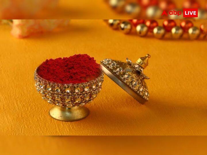 सिंदूर: पौराणिक कथा के अनुसार, गणेश जी ने सिंधू नामक असुर का वध किया था और उसके शरीर से निकले सिंदूर का लेप श्रीगणेश ने क्रोधित अवस्था में अपने शरीर पर लगा लिया था. इसलिए पूजा में उन्हें सिंदूर चढ़ाया जाता है. कहा जाता है कि, भगवान गणेश के सिंदूर लगे स्वरूप को देख बुरी बलाएं दूर हो जाती हैं.