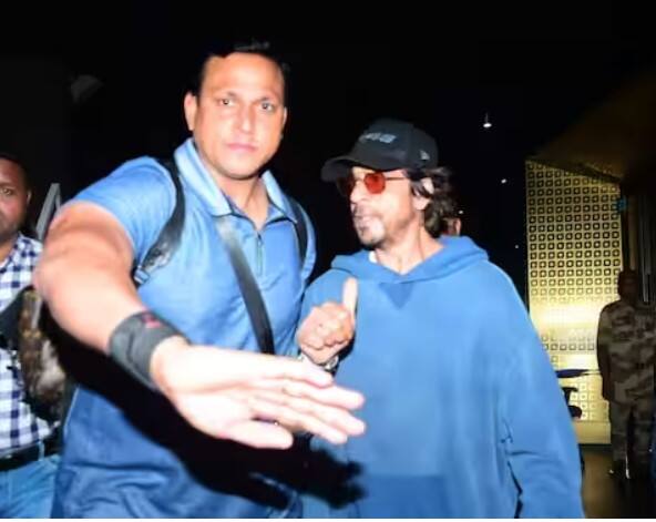 ਉਨ੍ਹਾਂ ਦੀ ਸਰਜਰੀ ਵੀ ਹੋਈ ਹੈ। ਇਸ ਦੇ ਨਾਲ ਹੀ ਸੱਟ ਤੋਂ ਬਾਅਦ ਪਹਿਲੀ ਵਾਰ ਸ਼ਾਹਰੁਖ ਨੂੰ ਏਅਰਪੋਰਟ 'ਤੇ ਸਪਾਟ ਕੀਤਾ ਗਿਆ। ਲਾਸ ਏਂਜਲਸ 'ਚ ਸ਼ੂਟ ਦੌਰਾਨ ਸ਼ਾਹਰੁਖ ਖਾਨ ਦੇ ਜ਼ਖਮੀ ਹੋਣ ਦੀ ਖਬਰ ਤੋਂ ਬਾਅਦ ਉਨ੍ਹਾਂ ਦੇ ਪ੍ਰਸ਼ੰਸਕ ਪਰੇਸ਼ਾਨ ਹੋ ਗਏ। ਹਾਲਾਂਕਿ ਬੁੱਧਵਾਰ ਸਵੇਰੇ ਕਿੰਗ ਖਾਨ ਨੂੰ ਏਅਰਪੋਰਟ ਤੋਂ ਬਾਹਰ ਦੇਖਿਆ ਗਿਆ। ਇਸ ਦੌਰਾਨ ਉਹ ਪੂਰੀ ਤਰ੍ਹਾਂ ਸਿਹਤਮੰਦ ਨਜ਼ਰ ਆ ਰਹੇ ਸਨ।