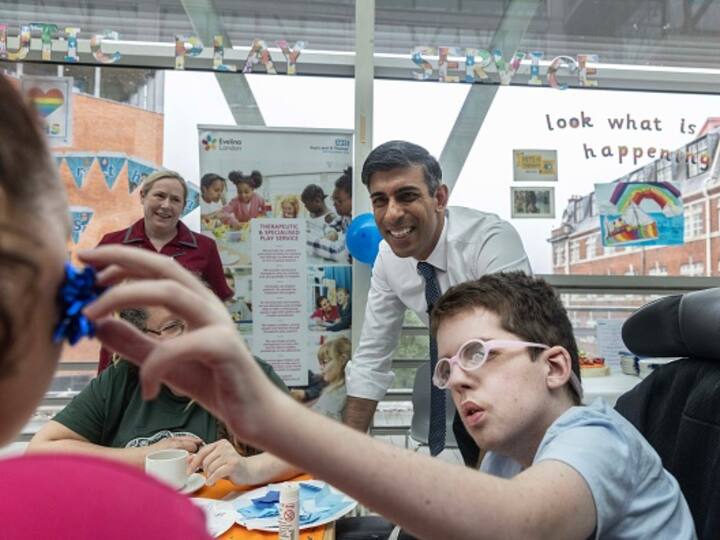 Sunak is seen visiting the Evelina Children's ward at St Thomas' hospital, where he took part in an NHS Big Tea Celebration to mark the 75th anniversary of the NHS. (Image Source: Getty)