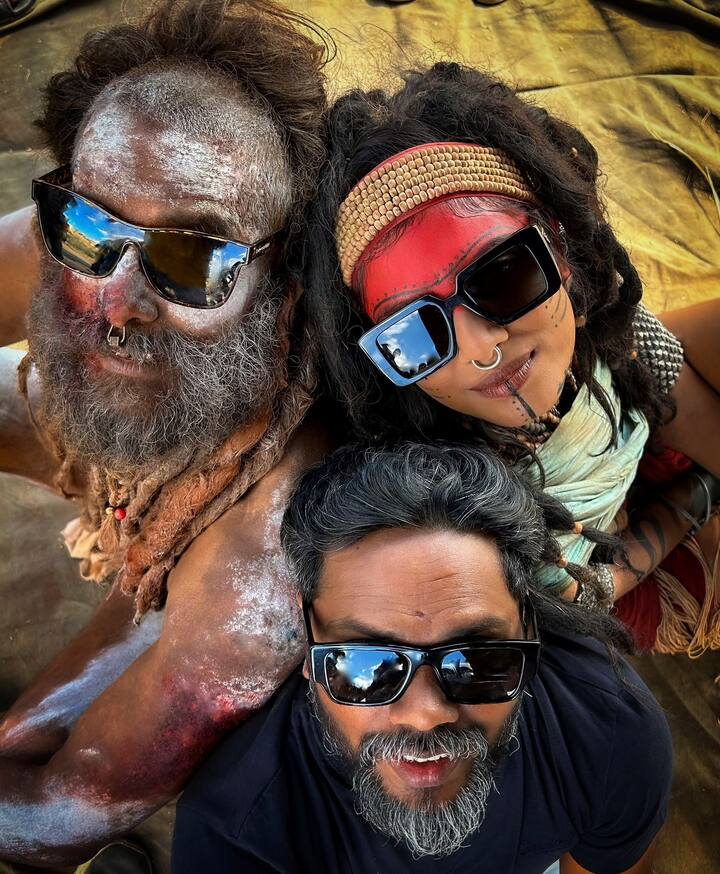 படப்பிடிப்பின் போது, கூலிங் க்ளாஸ் போட்டு மாஸ் காட்டும் விக்ரம், பா.ரஞ்சித், மாளவிகா மோகனன்.
