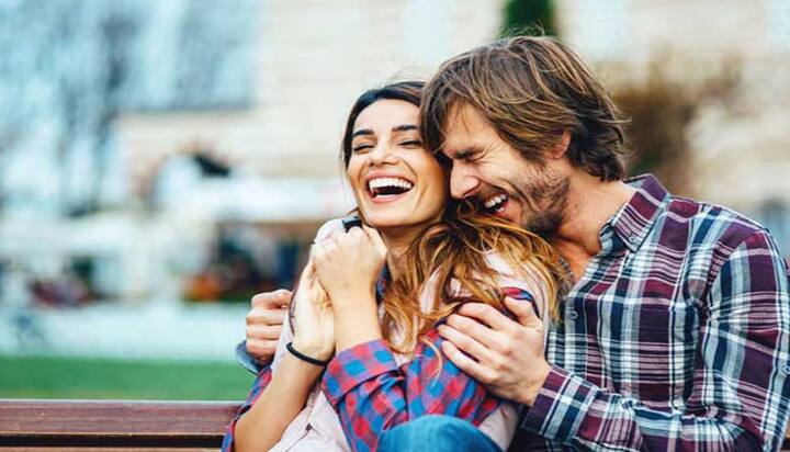 नातं घट्ट होण्यासाठी जोडीदाराच्या कामाचं कौतुक करा, असं केल्यास जोडीदाराला आनंद मिळतो आणि नात्यात गोडवा टिकून राहतो.