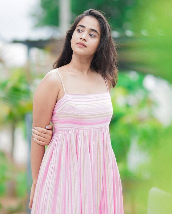 Deepthi Sunaina: పూలవనంలో సీతాకోకచిలుకలా మెరిసిపోతున్న దీప్తి సునయన