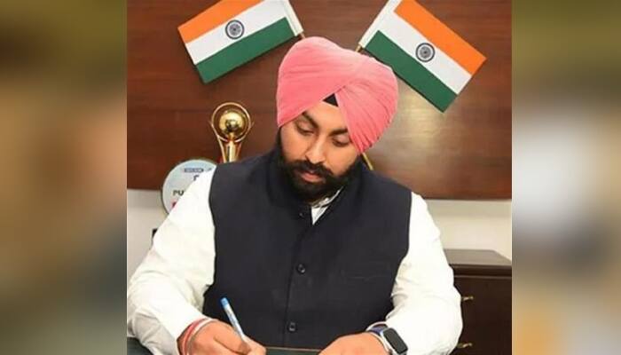 ਸਕੂਲਾਂ ਦੇ ਘੇਰੇ ਵਿਚੋਂ ਲੰਘਦੀਆਂ ਹਾਈ ਵੋਲਟੇਜ ਤਾਰਾਂ ਹੋਣਗੀਆਂ ਲਾਂਭੇ, ਸਿੱਖਿਆ ਮੰਤਰੀ ਨੇ ਬਿਜਲੀ ਮੰਤਰੀ ਨੂੰ ਭੇਜਿਆ ਪੱਤਰ high voltage wires passing through the perimeter of Government middle and primary school phase-2 in Mohali ਸਕੂਲਾਂ ਦੇ ਘੇਰੇ ਵਿਚੋਂ ਲੰਘਦੀਆਂ ਹਾਈ ਵੋਲਟੇਜ ਤਾਰਾਂ ਹੋਣਗੀਆਂ ਲਾਂਭੇ, ਸਿੱਖਿਆ ਮੰਤਰੀ ਨੇ ਬਿਜਲੀ ਮੰਤਰੀ ਨੂੰ ਭੇਜਿਆ ਪੱਤਰ