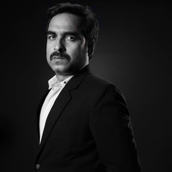 इसके बाद काफी इंतजार और मेहनत रंग लाई और उन्हें साल 2004 में फिल्म ‘रन’ में छोटा सा किरदार निभाने को मिला था. लेकिन पंकज को असली पहचान मिली साल 2012 में आई फिल्म ‘गैंग्स ऑफ वासेपुर’ से. इसके बाद वेब सीरीज ‘मिर्जापुर’ में ‘कालीन भैया’ के किरदार ने पंकज त्रिपाठी को स्टार बना दिया.
