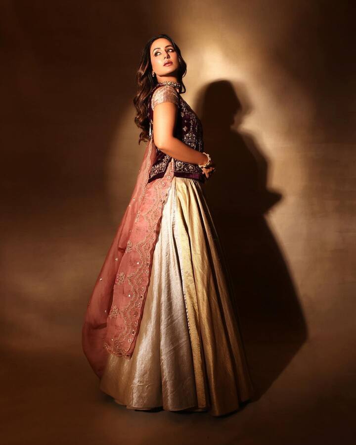 Hina had a baby pink dupatta draped at the back of her outfit