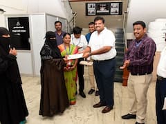 கரூரில் 13 மகளிர் சுய உதவி குழுக்களுக்கு வங்கிக் கடன் உதவி வழங்கிய ஆட்சியர்