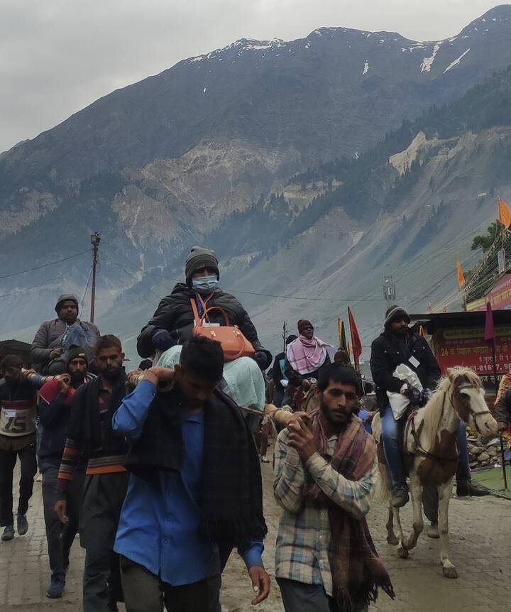 यात्रेकरूंसाठी मोठी सुरक्षा यंत्रणा तैनात करण्यात आली आहे.