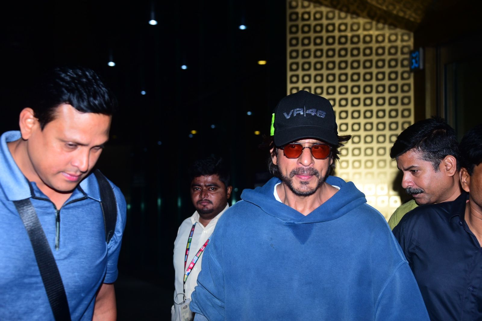 Bollywood 'king' Shah Rukh Khan epitomizes humility at Mumbai Airport