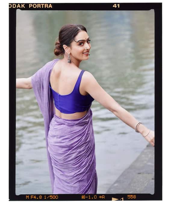 माथे पर बिंदी...चेहरे पर नजाकत लिए घाट किनारे इठलाती दिखीं ‘दबंग 2’ की ये एक्ट्रेस, दिशकश अदाओं ने लूटा फैंस का करार माथे पर बिंदी...चेहरे पर नजाकत लिए घाट किनारे इठलाती दिखीं ‘दबंग 2’ की ये एक्ट्रेस, दिशकश अदाओं ने लूटा फैंस का करार