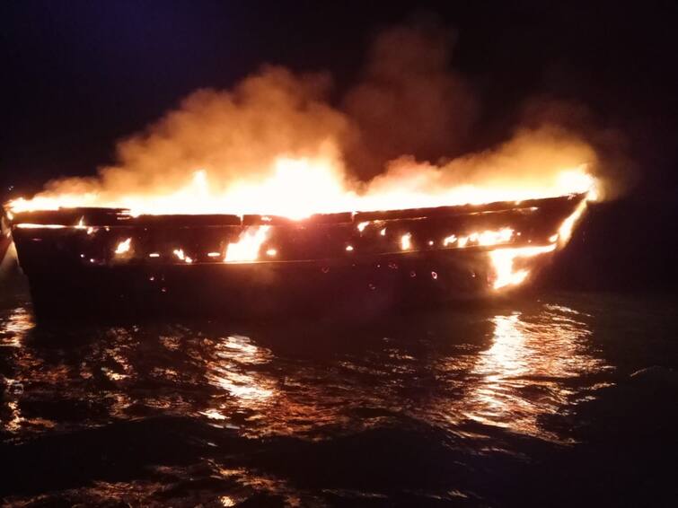 Villupuram news barge caught fire in the middle of the sea near Marakkanam TNN Villupuram: மரக்காணத்தில் பரபரப்பு....நடுக்கடலில் எரிந்த விசைப்படகு