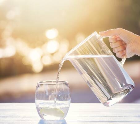 Drinking Water Rules :  ਪਾਣੀ ਅਤੇ ਸੁੰਦਰਤਾ ਦਾ ਆਪਸ ਵਿੱਚ ਗਹਿਰਾ ਸਬੰਧ ਹੈ। ਪਾਣੀ ਨਾ ਸਿਰਫ਼ ਤੁਹਾਨੂੰ ਸਿਹਤਮੰਦ ਰੱਖਦਾ ਹੈ ਸਗੋਂ ਤੁਹਾਨੂੰ ਸੁੰਦਰ ਵੀ ਬਣਾਉਂਦਾ ਹੈ। ਪਾਣੀ ਪੀਣ ਦਾ ਤਰੀਕਾ ਤੁਹਾਡੀ ਚਮੜੀ ਅਤੇ ਚਿਹਰੇ 'ਤੇ ਉਮਰ ਨਹੀਂ ਆਉਣ ਦਿੰਦਾ। ਕਈ ਵਾਰ ਲੋਕਾਂ ਨੇ ਇਹ ਕਹਿੰਦੇ ਸੁਣਿਆ ਹੋਵੇਗਾ ਕਿ ਜ਼ਿਆਦਾ ਪਾਣੀ ਪੀਣ ਨਾਲ ਚਿਹਰੇ ਦੀ ਲਾਲੀ ਬਣੀ ਰਹਿੰਦੀ ਹੈ। ਇਹ ਬਿਲਕੁਲ ਸਹੀ ਹੈ। ਜੇ ਤੁਸੀਂ ਵੀ 50 ਸਾਲ ਦੀ ਉਮਰ 'ਚ ਵੀ 25 ਸਾਲ ਦਾ ਦਿਸਣਾ ਚਾਹੁੰਦੇ ਹੋ ਅਤੇ ਹਮੇਸ਼ਾ ਜਵਾਨ ਰਹਿਣਾ ਚਾਹੁੰਦੇ ਹੋ ਤਾਂ ਤੁਹਾਨੂੰ ਪਾਣੀ ਪੀਣ ਦਾ ਸਹੀ ਤਰੀਕਾ ਜਾਣ ਲੈਣਾ ਚਾਹੀਦਾ ਹੈ। ਅੱਜ ਅਸੀਂ ਤੁਹਾਨੂੰ ਪਾਣੀ ਪੀਣ ਦੇ 5 ਅਜਿਹੇ ਨਿਯਮ ਦੱਸਣ ਜਾ ਰਹੇ ਹਾਂ, ਜਿਸ ਨੂੰ ਅਪਣਾਉਣ ਨਾਲ ਤੁਹਾਡੀ ਉਮਰ ਘੱਟਣ ਲੱਗੇਗੀ ਅਤੇ ਤੁਹਾਡੇ ਚਿਹਰੇ 'ਤੇ ਸ਼ਾਨਦਾਰ ਨਿਖਾਰ ਆਵੇਗਾ।