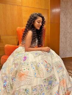 Varsha Bollamma : 'அழகிய பூ முகம் காணவே ஆயுள் தான் போதுமோ...? வர்ஷா பொல்லம்மாவின் க்யூட் கிளிக்ஸ்!