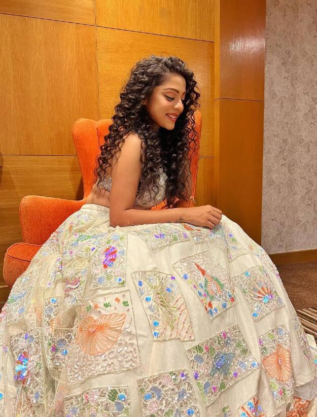 ”தேவதை அவள் ஒரு தேவதை அழகிய பூ முகம் காணவே ஆயுள் தான் போதுமோ”