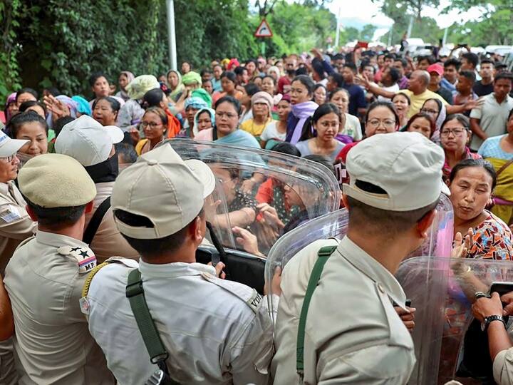 पुलिस के अलावा राज्य में इंडियन रिजर्व बटालियन, मणिपुर राइफल्स, सीएपीएफ (केंद्रीय सशस्त्र पुलिस बल) की 114 कंपनियां और सेना की 184 टुकड़ियां तैनात की गई हैं.