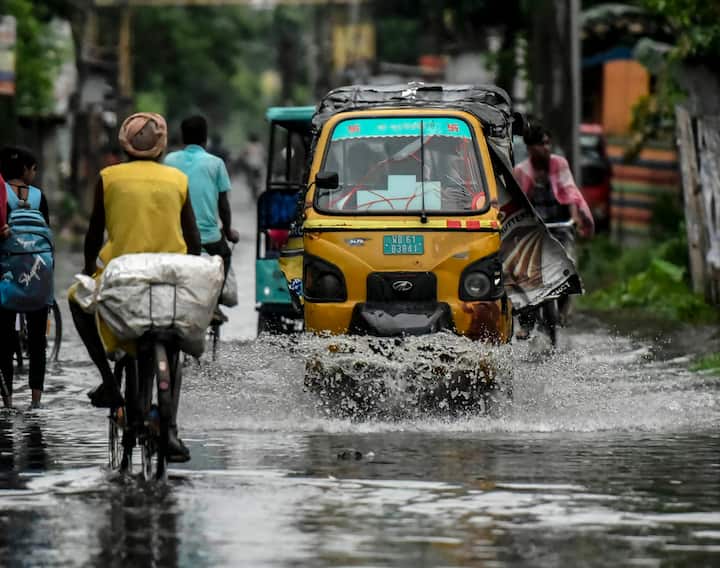 ৩৫ ডিগ্রির উপরে আর উঠবে না কলকাতার তাপমাত্রা। সংলগ্ন জেলার তাপামাত্রাও খুব বেশি বাড়েব না বলে জানিয়েছে হাওয়া অফিস।