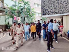 Pune Crime news : चाकूच्या धाकाने विद्यार्थ्याला घाबरवलं; पोलिसांनी 9 जणांची महाविद्यालयात काढली धींड