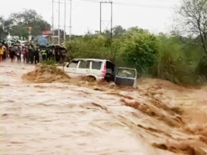 Watch: Heavy Scorpio car washed away by rain, every effort to save the car failed