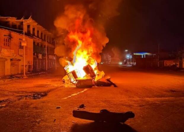 ਦੋ ਮਹੀਨੇ ਪਹਿਲਾਂ ਸ਼ੁਰੂ ਹੋਏ ਨਸਲੀ ਝੜਪਾਂ ਤੋਂ ਬਾਅਦ ਬੰਦ ਪਏ ਪਹਿਲੀ ਤੋਂ ਅੱਠਵੀਂ ਜਮਾਤ ਤੱਕ ਦੇ ਸਕੂਲ ਬੁੱਧਵਾਰ (5 ਜੁਲਾਈ) ਨੂੰ ਖੋਲ੍ਹ ਦਿੱਤੇ ਗਏ।