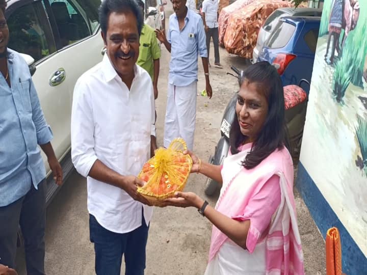 Kanchipuram District Fair Price Shops Commence Sale of Affordable Tomatoes, Tomatoes were gifted to the kanchi mla காஞ்சி எம்எல்ஏவுக்கு தக்காளியை பரிசா வழங்கி  THUG LIFE செய்த கூட்டுறவுத் துறையினர்..!