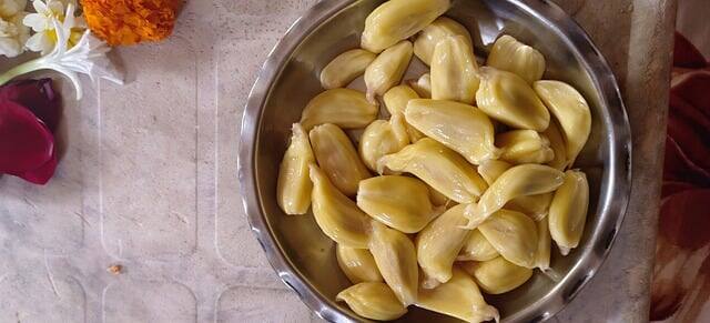 প্রচুর পরিমাণে ভিটামিন এ রয়েছে এই ফলে। এই ভিটামিন দৃষ্টিশক্তি ভাল রাখে।