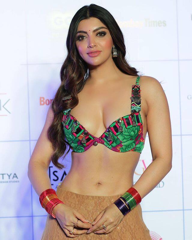 જ્યારે Jad Hadid કિસ પછી આકાંક્ષાને બેડ કિસર ગણાવી હતી જેના પર આકાંક્ષાએ કહ્યું હતું કે જ્યારે મે આ ક્લિપ જોઇ તો હું પણ ચોંકી ઉઠી હતી.