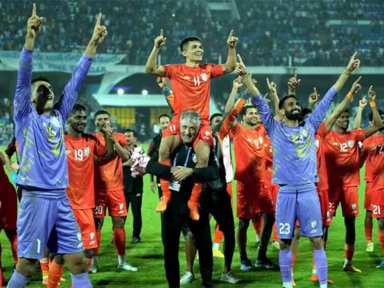 indian football fans sings Vande Mataram after India beat Kuwait to clinch SAFF Championship - watch video Watch Video: ஒன்றாக இணைந்த இந்திய ரசிகர்கள்.. மைதானம் முழுவதும் ஒலித்த ’வந்தே மாதரம்’.. SAFF சாம்பியன்ஷிப்பில் நெகிழ்ச்சி!